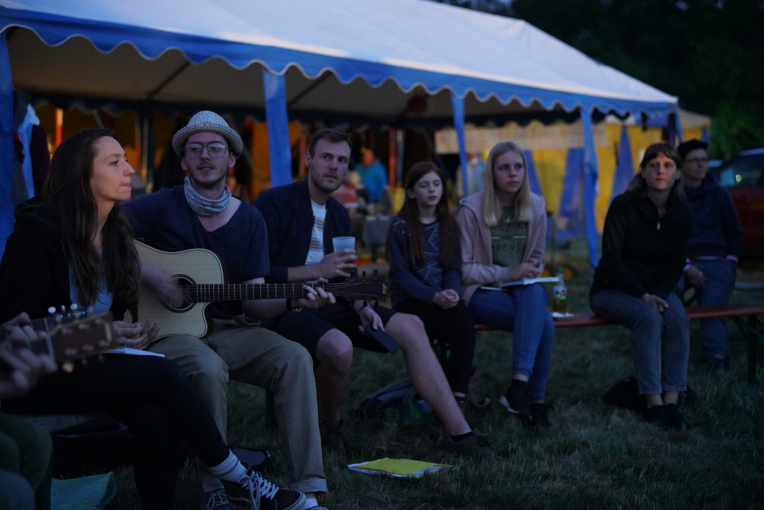 ++ Das 20. Internationale Pfingstjugendtreffen auf der Trabrennbahn in Gelsenkirchen ist eröffnet! ++ Buntes Programm noch das ganze Wochenende über ++